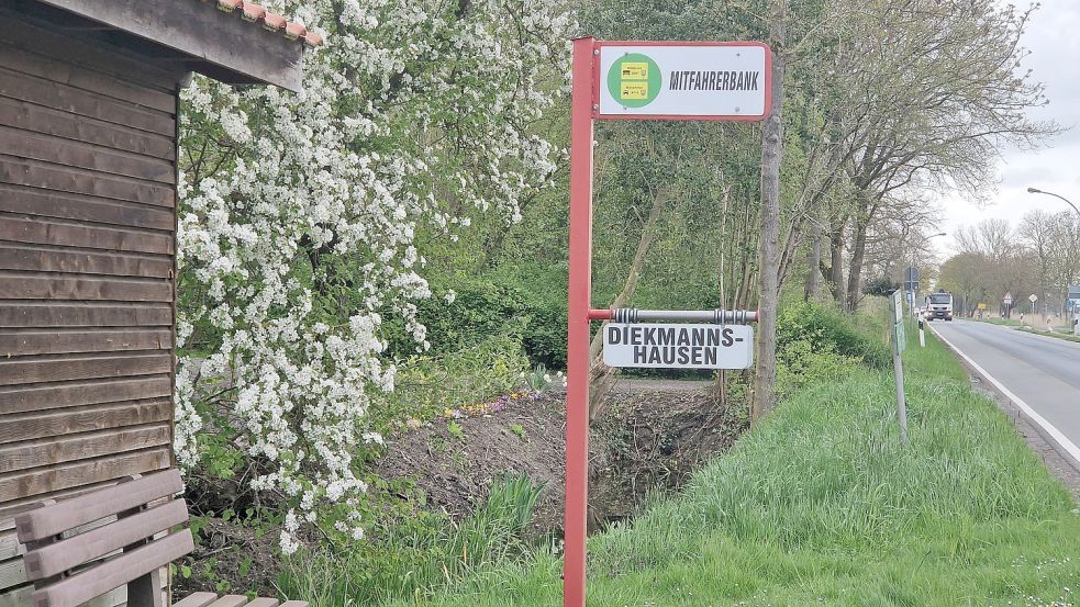 Die Politik hat entschieden: Mitfahrbänke wie hier in der Gemeinde Jade (Landkreis Wesermarsch) wird es in Weener nicht geben. Foto: Gettkowski