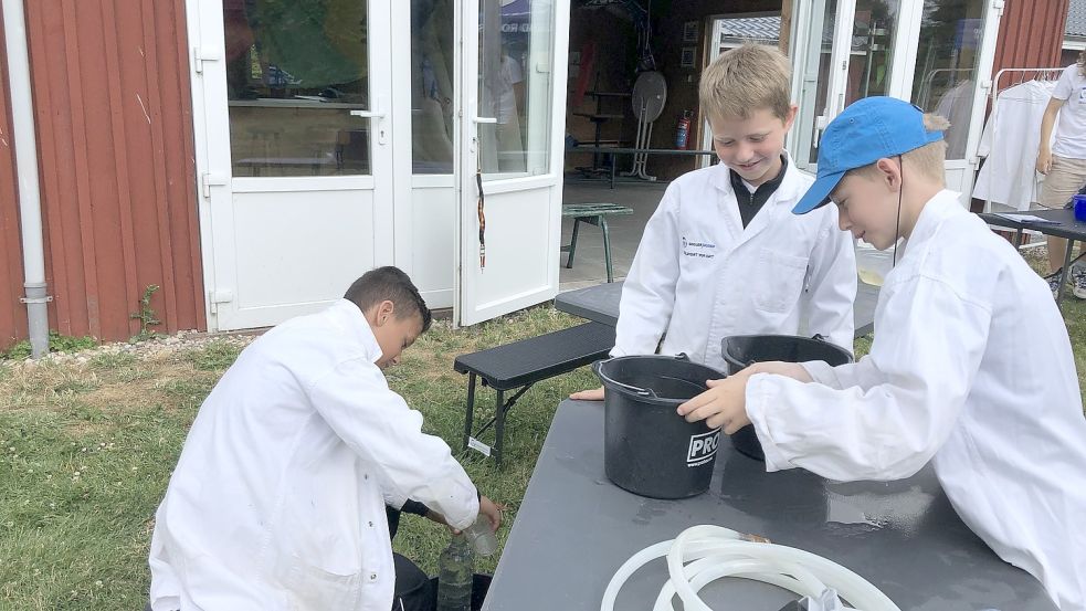 Tornado, Wasserperlen und noch vieles mehr durften die Kinder im Labor erkunden. Foto: Oltmanns