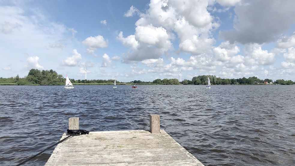 In einem Motorboot und drei kleinen Segelbooten sind die Kinder auf dem See unterwegs. Foto: Oltmanns