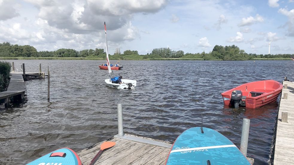 Bei starkem Wind wagen sich die Grundschüler auf das Uphuser Meer. Foto: Oltmanns