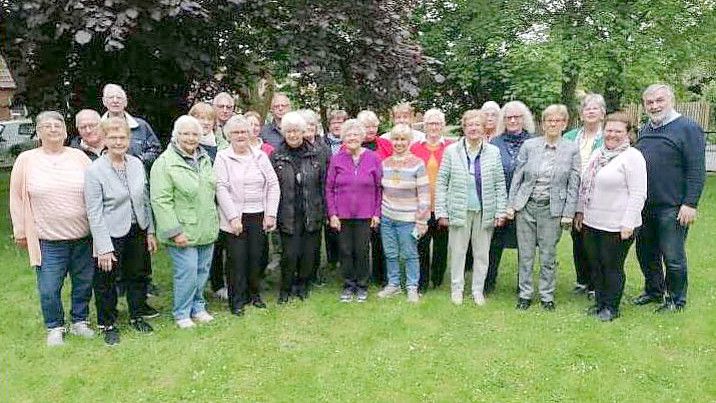 Der gemischte Chor Chorvereinigung Larrelt besingt auf seinem eigenen Geburtstag. Fotos: privat