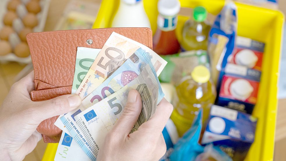 Die Inflation bemerkt man auch beim Einkaufen. Besonders Molkereiprodukte und Öl sind teurer geworden. Foto: Hendrik Schmidt/dpa