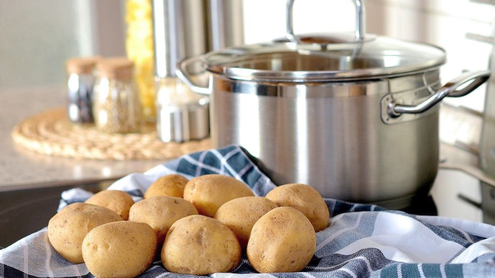 Aus den günstigen Kartoffeln lässt sich ein Kartoffelsalat zaubern. Symbolfoto: Pixabay.