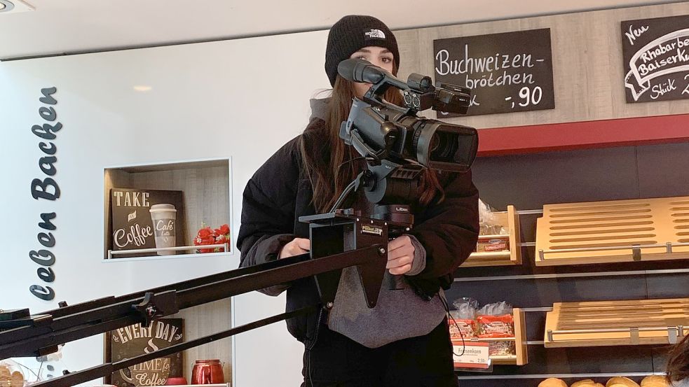 Die Neuntklässlerin Maya-Kristin Kolthoff bei den Dreharbeiten in der Veenhuser Filiale der Bäckerei Hoppmann. Foto: FCSO