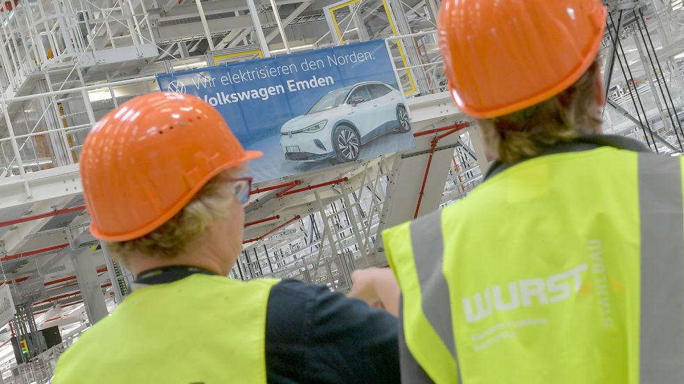 Während die Produktion von Verbrennermodellen, etwa des Passats, im VW Werk Emden unverändert weiterläuft, sollen die dreiwöchigen Werksferien für die Beschäftigten im E-Segment um eine Woche verlängert werden. Zudem sollen rund 300 der aktuell 1500 Leiharbeiter in Emden ab August nicht weiterbeschäftigt werden. Symbolfoto: Ortgies/Archiv