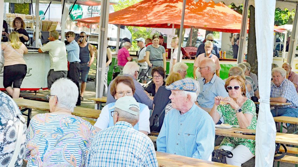 So ruhig wie hier am Nachmittag war es abends auf dem Festgelände nicht mehr. An den Bierbuden sahen sich junge Feuerwehrleute mit starkem Andrang konfrontiert. Foto: Frank Ammermann