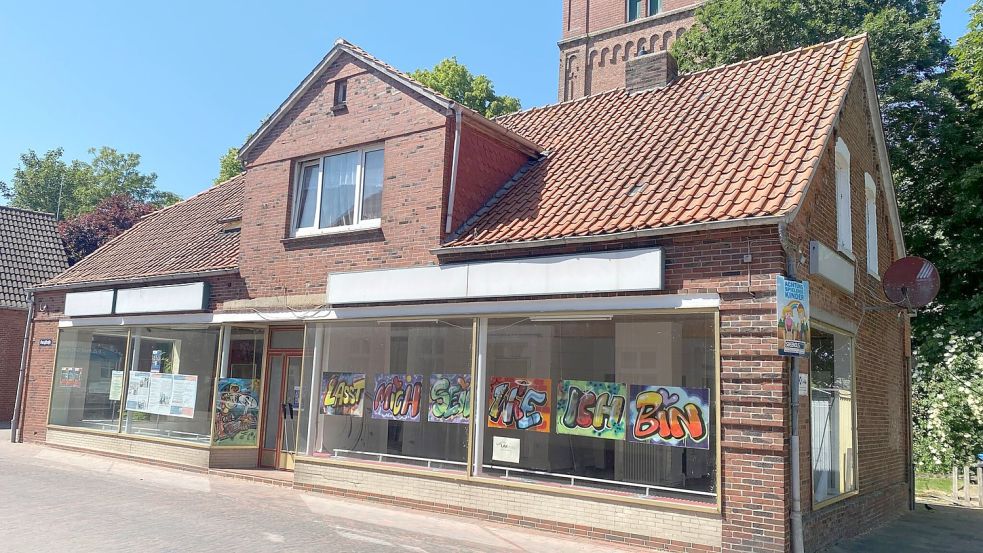 Gehört der Gemeinde und steht zum Verkauf: Dieses Gebäude in der Burgstraße in Pewsum. Als „Außenstelle“ des Rathauses tauge das Gebäude nicht, sagt die Verwaltung. Foto: Gemeinde Krummhörn