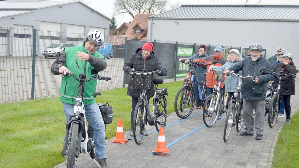 Hans-Günter Jelting (links) erklärt Pedelec-Fahrern vor einem Sicherheitstraining den Parcours.