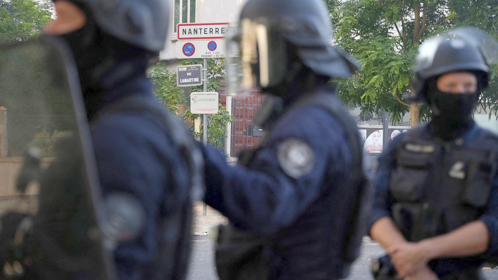 Im Pariser Vorort Nanterre sind nach einem tödlichen Polizeischuss auf einen 17-Jährigen schwere Krawalle ausgebrochen. Die Behauptung der involvierten Polizisten, in Notwehr gehandelt zu haben, wurde in einem Video als Lüge entlarvt. Foto: dpa/AFP/Zakaria Abdelkafi