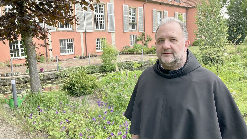 Bruder Bernhardin ist Franziskaner-Minorit und lebt zusammen mit vier Brüdern in einem ehemaligen Rittergut. Foto: Stefanie Witte