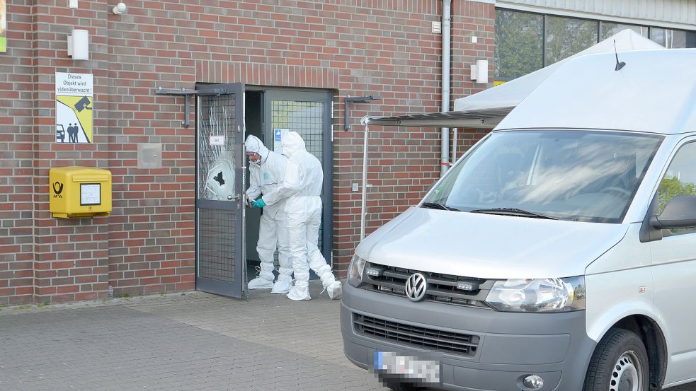 Nachdem die Automatenknacker in Hinte zuschlugen, rückte die Spurensicherung an. Foto: Archiv/Hillebrand