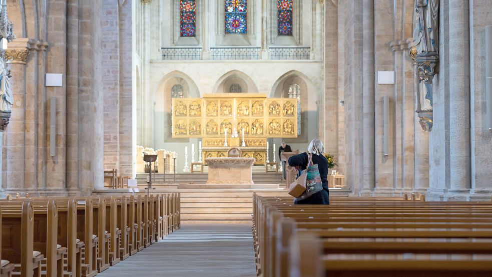 Der Blick auf den Altarraum im Osnabrücker Dom. Im Bistum Osnabrück haben viele Menschen der Kirche den Rücken gekehrt. Foto: dpa/Friso Gentsch