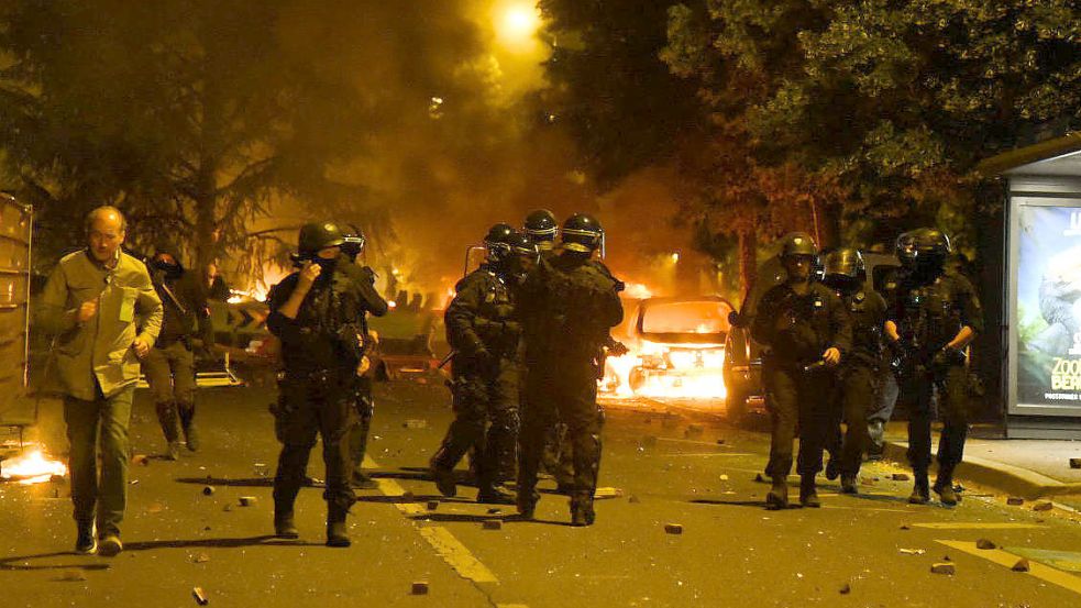Die gesamte Nacht über kam es im Pariser Vorort Nanterre zu Zusammenstößen zwischen der Polizei und Randalierern. Foto: imago images/Abacapress