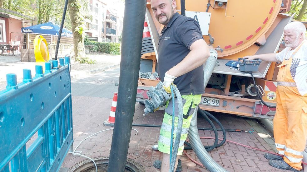 Mit einem Spezialroboter wurde mit Wasserhöchstdruck die Kanalisation freigepustet. Foto: Hanssen/Archiv