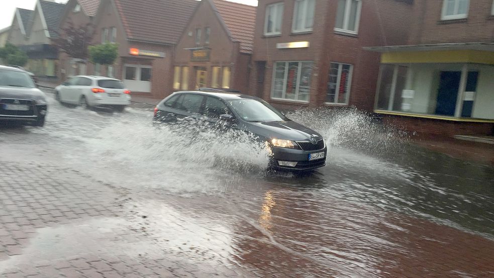 Das Wasser staute sich bei starken Regenfällen oft auch in der Neuen Straße. Archivfoto: Gettkowski