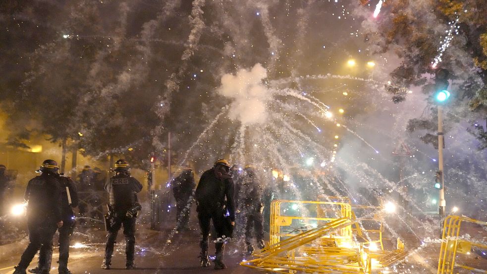 Auch in der vergangenen Nacht gab es gewaltsame Proteste in Frankreich. Foto: dpa/AP/Christophe Ena
