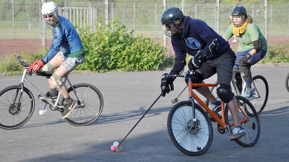 Bikepolo ist ein rasanter Sport. Der kleine Ball wird im Bild blitzschnell von Frank Glanert (vorn) über den Platz in Richtung des gegnerischen Tores bewegt. Foto: Ullrich