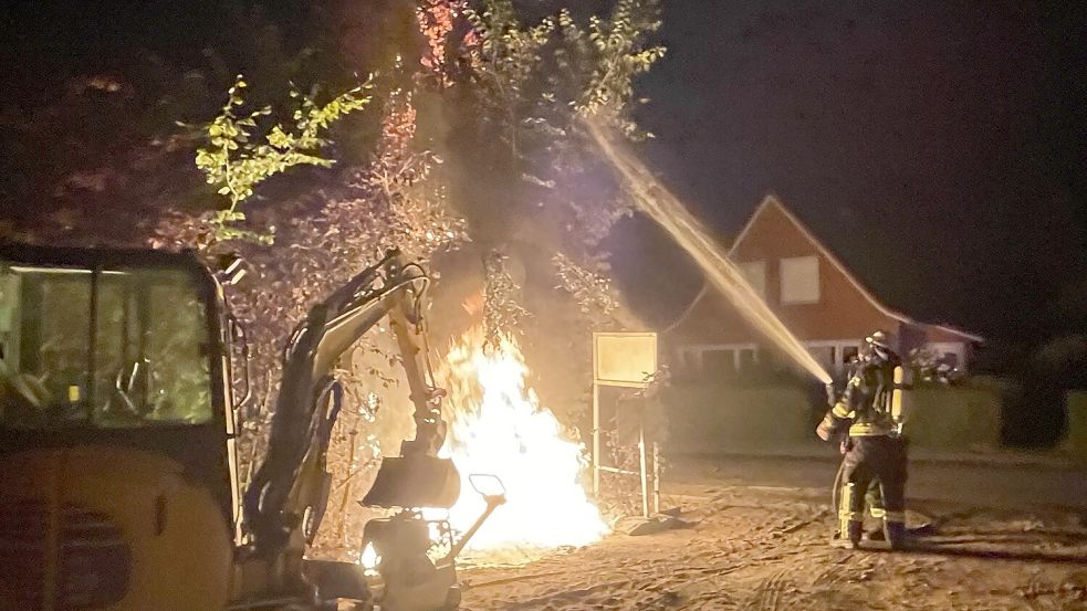 Mit einem Strahlrohr bekämpfte die Feuerwehr Norden das Feuer in einem Vorgarten in der Straße An der Walle. Foto: Feuerwehr Norden