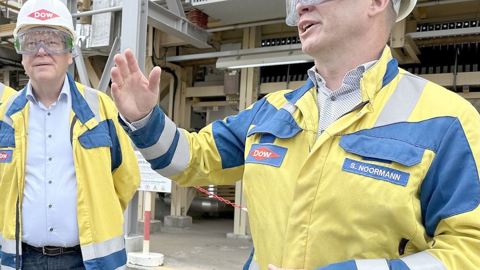 Sascha Noormann (rechts), Produktionsleiter beim Chemiekonzern Dow in Stade, erläutert Niedersachsens Ministerpräsident Stephan Weil (links), was in dem Werk so alles hergestellt wird. Foto: Lars Laue