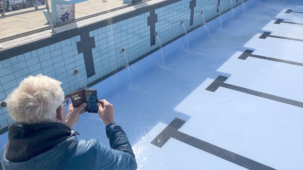 Wasser marsch! Technikchef Friedhelm Jakobs hielt mit dem Handy im Video fest, wie das erste Wasser für die neue Saison in das Van-Ameren-Bad lief. Foto: H. Müller