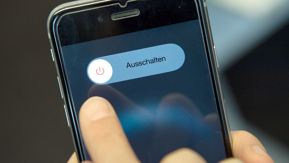 Regelmäßiges Ausschalten des Smartphones kann manche Hackerversuche unterbinden. Foto: dpa/Sven Hoppe