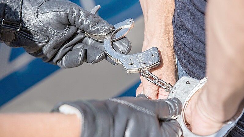 Die Handschellen klickten am Donnerstagvormittag. Symbolfoto: Bundespolizei