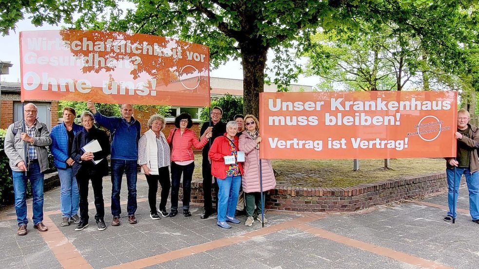 Das Aktionsbündnis zum Erhalt der Norder Klinik protestierte vor der Ratssitzung. Foto: Rebecca Kresse