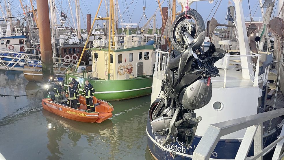 Ein Motorrad am Haken: Mit Kran und Tauchern mussten die Feuerwehr Norden und die DLRG Norden am Abend im Osthafen Norddeich anrücken. Foto: Freiwillige Feuerwehr Norden