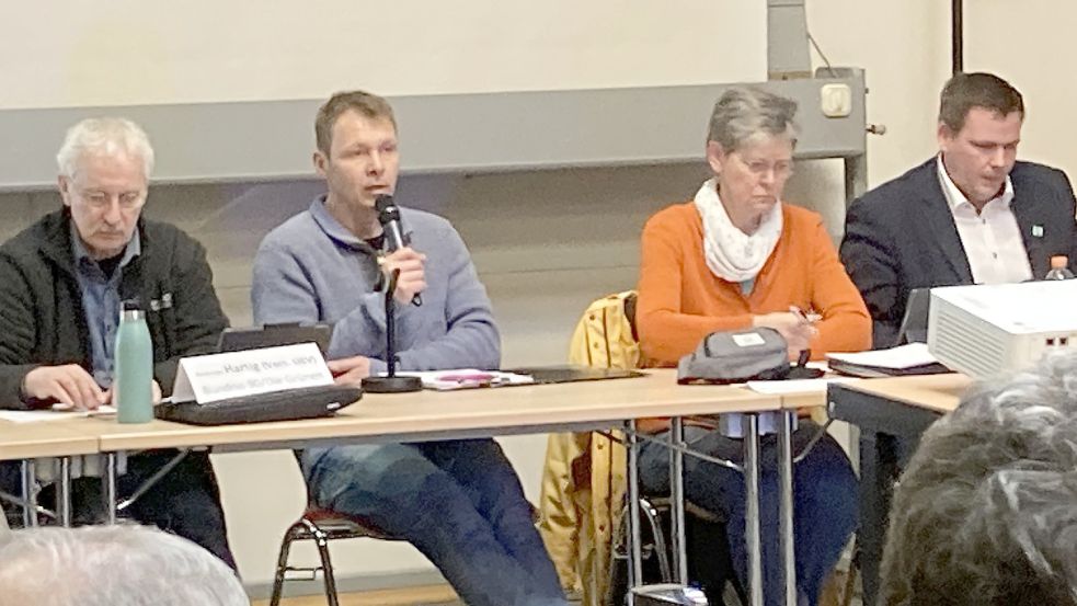 Jens Haan (FDP, zweiter von links) wirkte bei der Präsentation seiner Baupläne für das Kolkland Umweltausschuss unsicher. Viele Details gab er nicht Preis. Foto: Rebecca Kresse