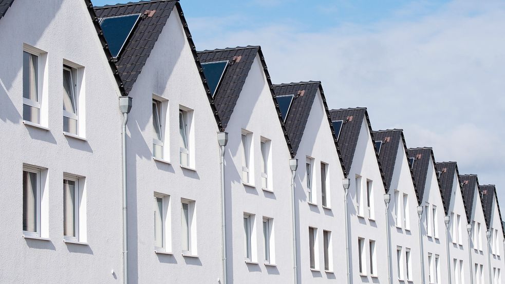 Reihenhäuser sind ein Teil der künftigen Wohnungsbaustrategie von Nordens Bürgermeister Florian Eiben. Foto: DPA