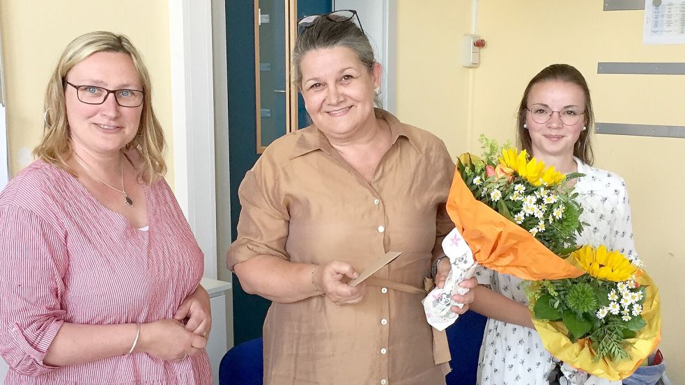 Nach zwölf erfolgreichen Jahren der inklusiven Kooperation ihrer Grundschüler verabschiedeten sich die Leiterin der staatlich anerkannten Tagesbildungsstätte der Lebenshilfe Leer, Meike Arends (Mitte), und ihre Mitarbeiterin Frauke Schröder (rechts) bei der stellvertretenden Schulleiterin der Daalerschule, Carmen Exeler, und dem gesamten Kollegium. Foto: privat