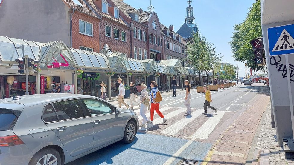 In der Neutorstraße sollen Zebrastreifen für ein sicheres Überqueren von Fußgängern und einen schnelleren Durchfluss des Autoverkehrs sorgen. Die Ampeln am alten Rathaus aber wurde noch nicht derart ersetzt. Das fördert Stau. Jetzt wird eine andere Lösung vorgeschlagen. Foto: Hanssen/Archiv