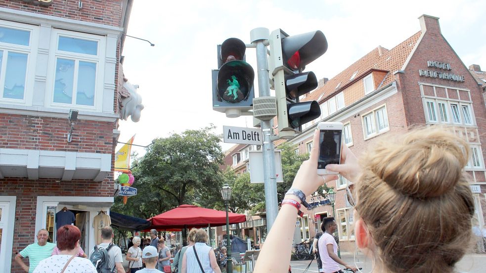 Sie soll voraussichtlich angeschaltet bleiben: die Otto-Ampel vor dem Otto-Huus. Ihrem Zwilling vor dem alten Rathaus aber könnte der Stecker gezogen werden. Foto: Archiv