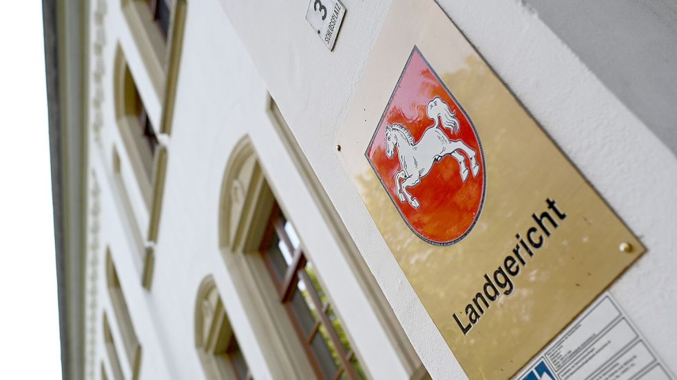 Ein 34-Jähriger aus Rhauderfehn steht am Dienstag vor dem Landgericht Aurich. Foto: Penning/DPA