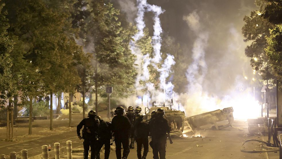 Nach den tödlichen Schüssen auf den 17-jährigen Nahel M. bei einer Verkehrskontrolle eskalieren in Frankreich die Proteste. Foto: Aurelien Morissard/AP/dpa