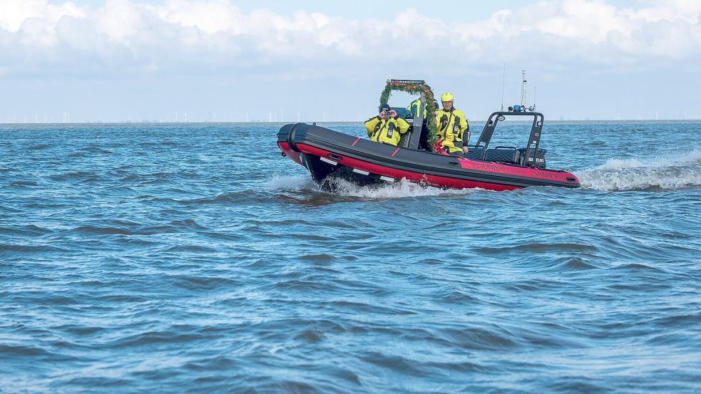 Kräfte der Freiwilligen Feuerwehr und der DLRG bargen den Leichnam, der auf der Sandbank „Hoher Knechtsand“ im Bereich der Außenweser entdeckt worden war. Foto: dpa/Sina Schuldt