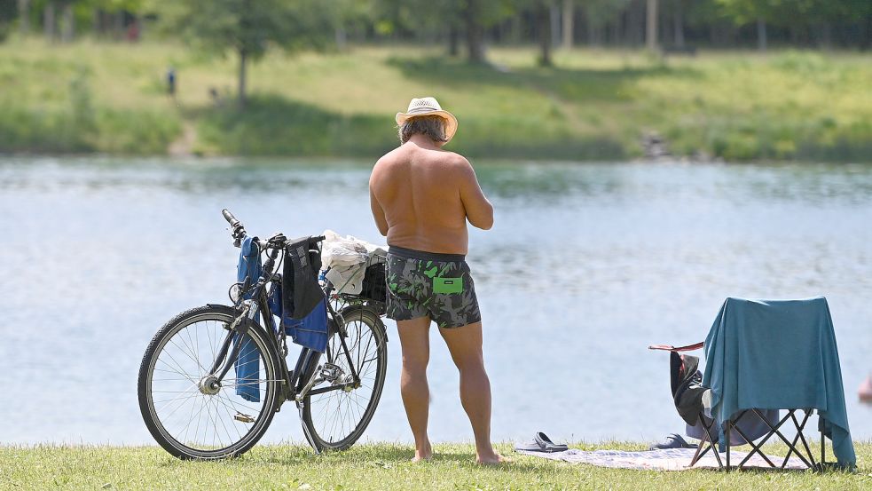 Mit dem Fahrrad einen Ausflug zur Badestelle machen - eine neue Karte hilft Niedersachsen bei der Planung. Foto: imago images/Sven Simon