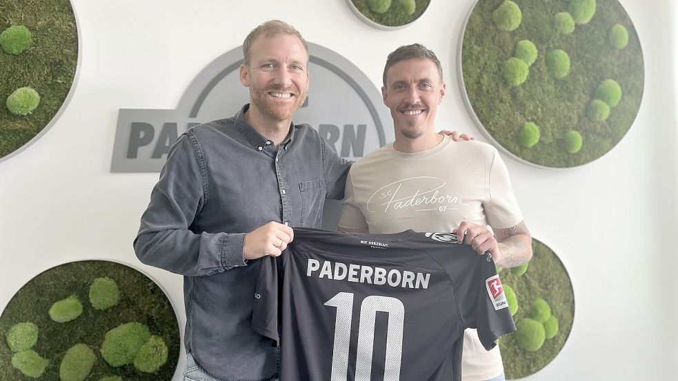SCP-Sportchef Benjamin Weber begrüßte Max Kruse bei seinem neuen Arbeitgeber. Foto: SC Paderborn