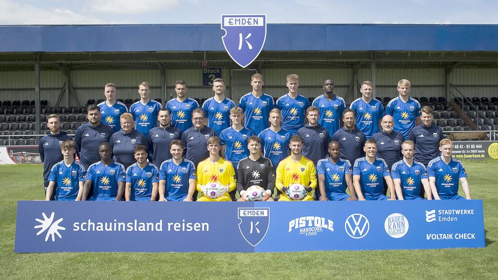 Mit den neuen Trikots posierte die Oberliga-Mannschaft des BSV Kickers Emden vor der Fahrt nach Borkum fürs Teamfoto. Foto: BSV Kickers
