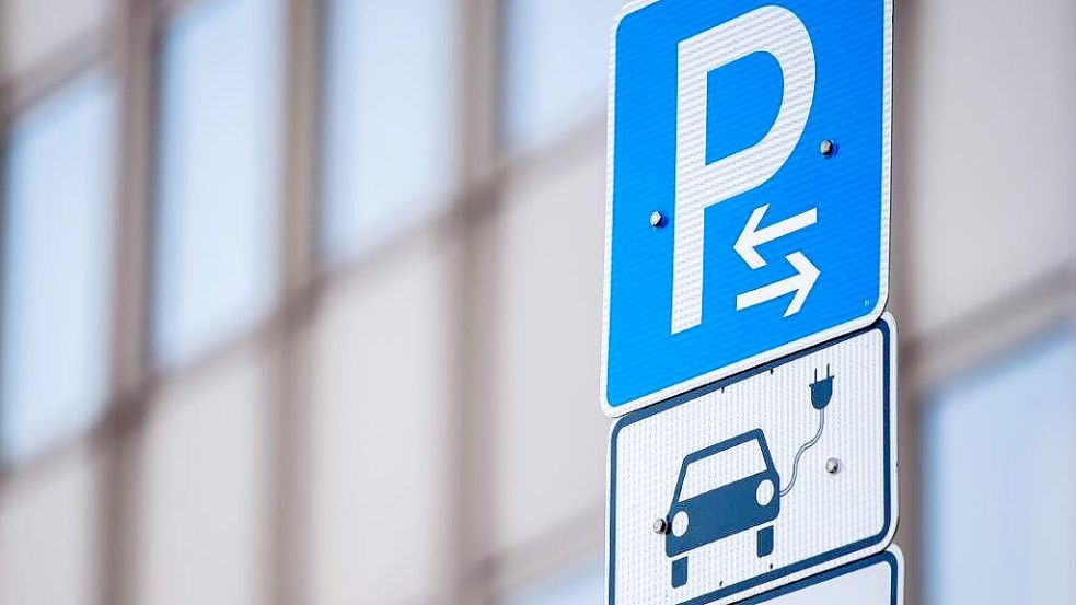 Bislang durften E-Autos in Emden bis zu drei Stunden auch auf kostenpflichtigen Parkplätzen kostenlos parken. Damit ist es nun vorbei. Foto: Archiv