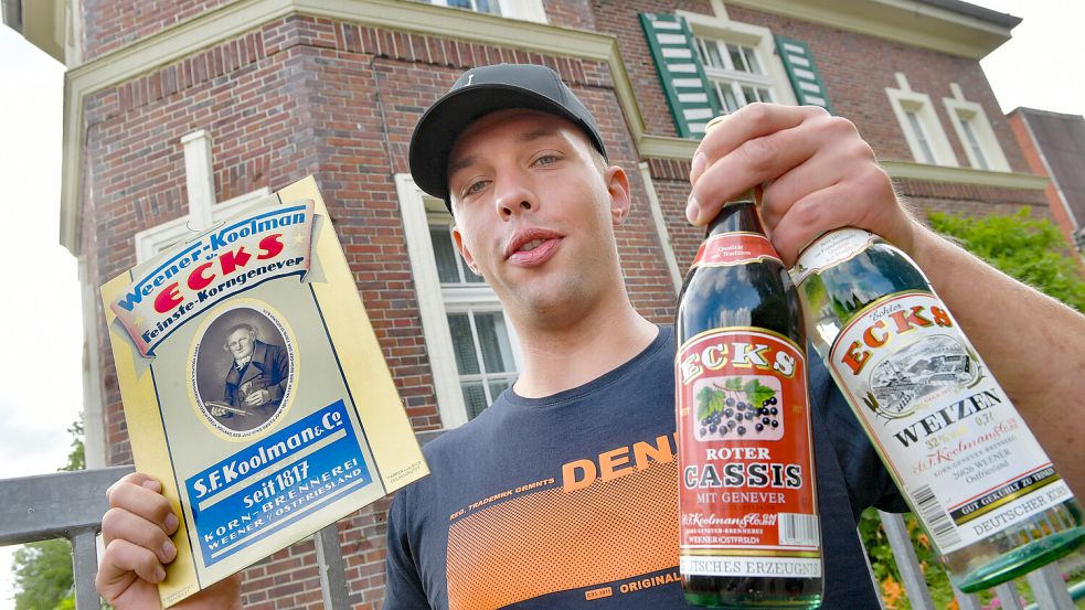 Jan Welp ist aus Steenfelde zum Flohmarkt in Weener gekommen. Seine Ausbeute: ein Werbeschild und Schnaps. Foto: Ortgies