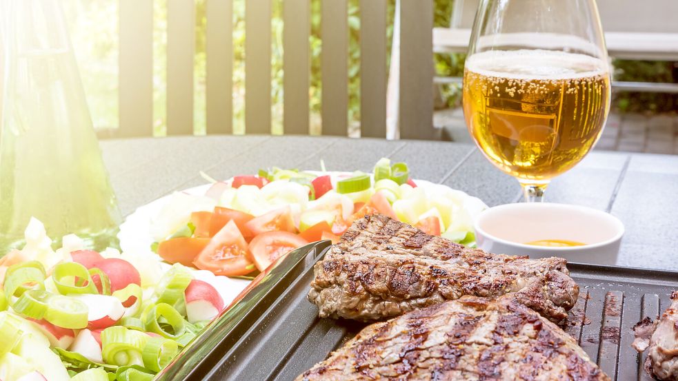 Grillen und Bier: Auf den richtigen Dreiklang der Aromen aus Fleisch, Gewürzen und Bier kommt es an. Foto: IMAGO images/Panthermedia