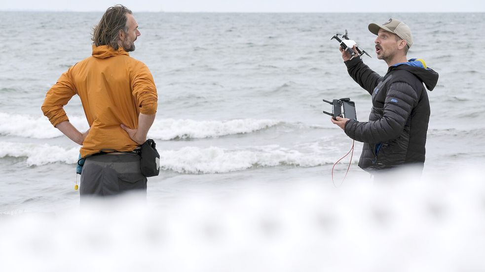 Kai Hattermann (rechts) spricht mit Christo Foerster ab, wie sie die nächsten Szenen drehen. Foto: Kubica