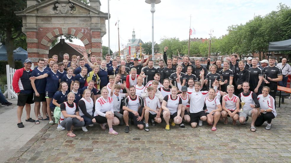 Impressionen der Siegerehrung zum Drachenbootrennen auf der 14. Emder Hafenmeile. Hier die besten drei Mannschaften in der 10er-Königsklasse. In weiß das Siegerteam "Ollsieler Düvels". Foto: Hock