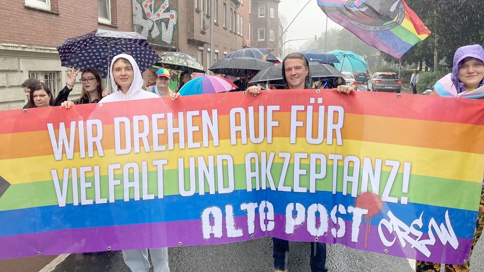 Mit Bannern und Plakaten ausgestattet geht es durch Emden. Foto: Hock