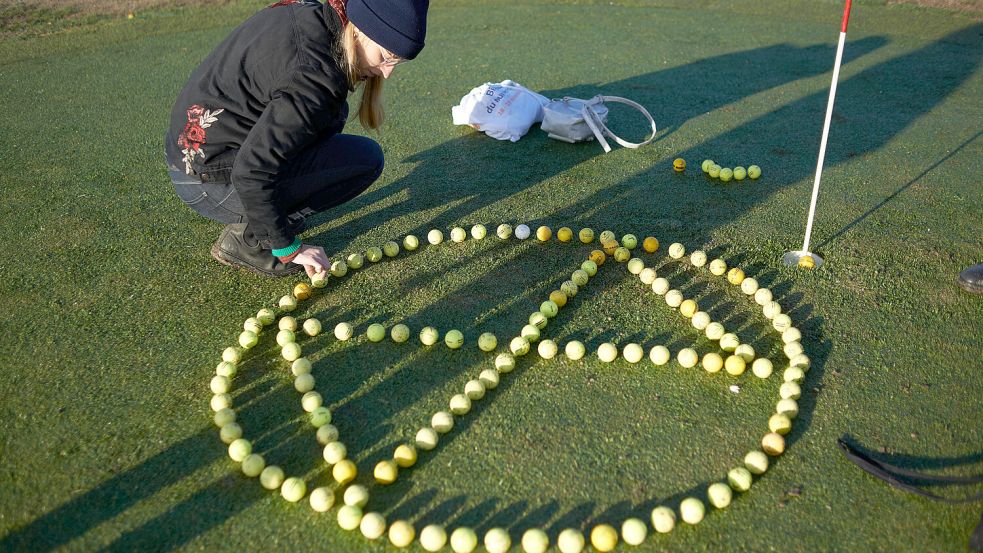 Klimaaktivisten der Gruppe Extinction Rebellion haben in Spanien auf mehreren Golfplätzen gegen hohe Wasserverbräuche protestiert. Foto: imago images/NurPhoto
