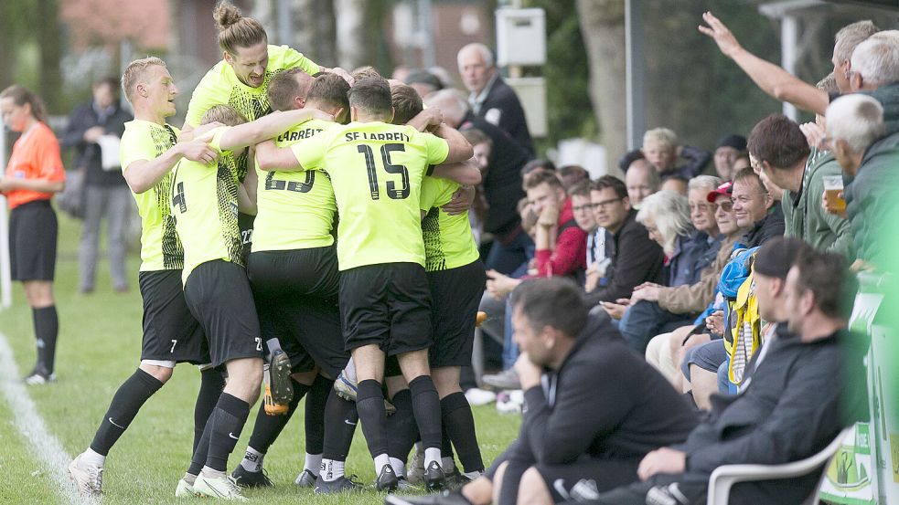 Nach dem 0:1 in der 58. Minute herrschte Jubel bei Larrelts Spielern und Frust auf der Firrel-Bank. Foto: Doden/Emden