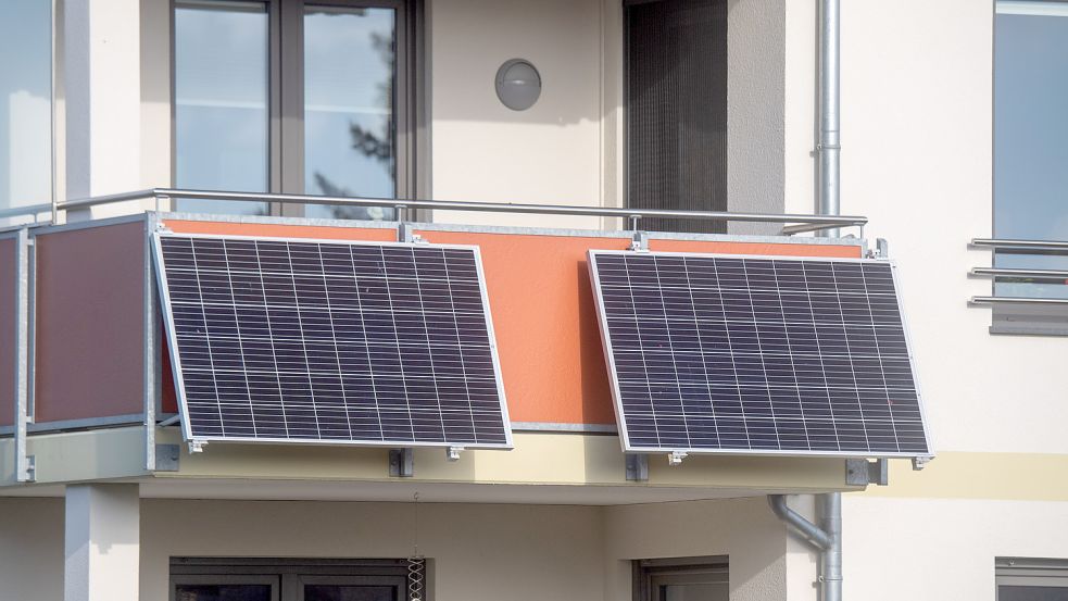 Für solche Solarzellen, die am Balkongeländer montiert werden können, will der Landkreis Leer einen Zuschuss gewähren. Foto: Stefan Sauer/dpa