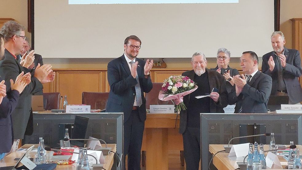 Für Werner Zwarte (Mitte mit Blumenstrauß) wurde im Emder Rat stehend applaudiert. Er wurde mit der Ratsmedaille in Silber für sein langjähriges Engagement als Theater-Regisseur ausgezeichnet. Foto: Hanssen