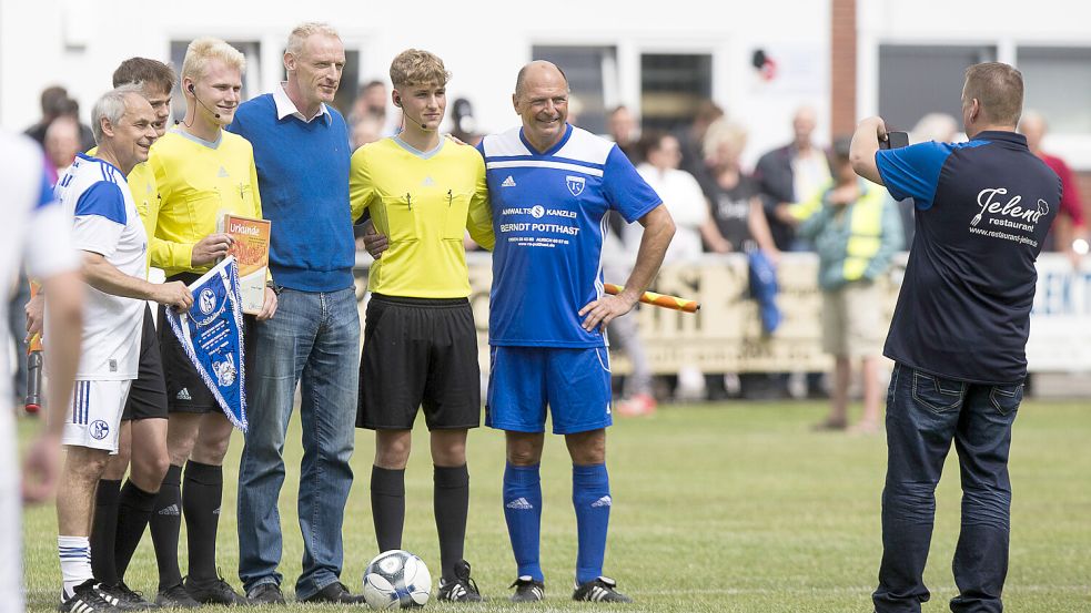 Erinnerungsfoto vor dem Anpfiff mit (von links) Olaf Thon, Schiedsrichter Enno Träger, dem Emder Stadtsportbundchef Peter Bartsch, Schiedsrichterassistent Joris Mülder und Kickers-Akteur Nils Andersson. Fotos: Doden